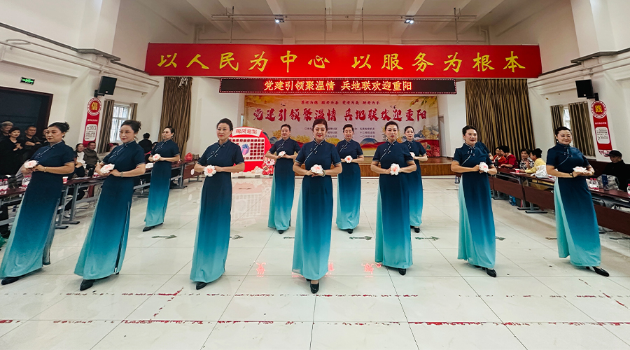 十二師一〇四團與沙區(qū)西山街道聯(lián)合重陽文藝匯演